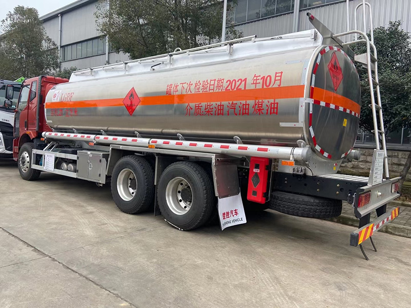 國六解放后八輪鋁合金油罐車