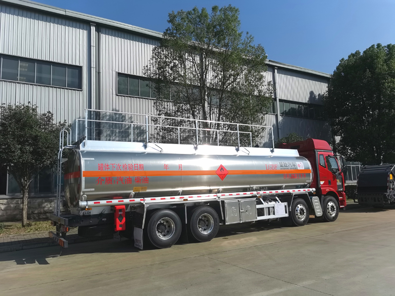 國(guó)六解放前四后八油車(chē)